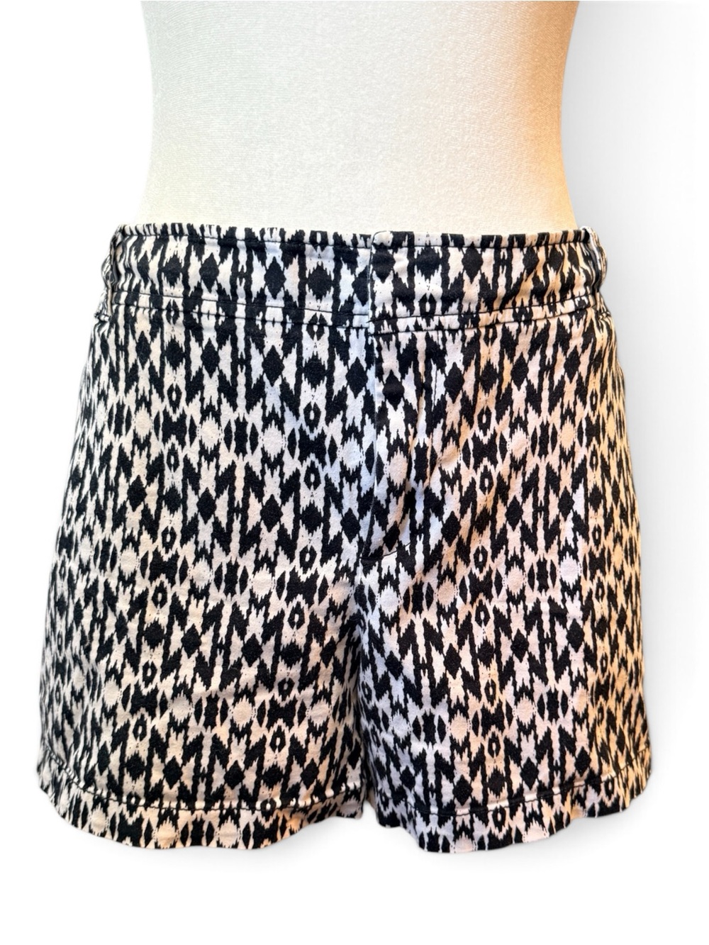 New York & Company Black and White Geometric Print Shorts